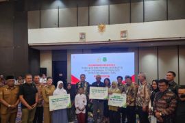 BPJS Ketenagakerjaan serahkan santunan Jaminan Sosial  dan Beasiswa kepada pekerja dan anak ahli waris