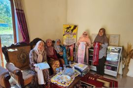 Unand ajukan HKI 20 motif tenun asal Solok Sumbar binaan kampus