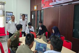 Disarpustaka Kapuas dampingi Satpol PP dan Damkar gunakan aplikasi Srikandi