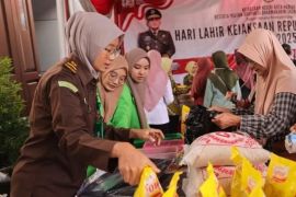 Kejari Madiun selenggarakan pasar murah 1.500 paket bantu turunkan harga pangan