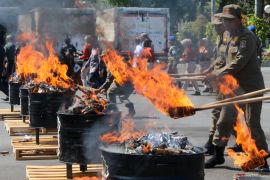Pemusnahan rokok ilegal di Surabaya