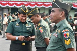 Korem 081/DSJ sidak HP personel antisipasi judol dan pinjol