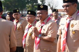 Bupati-Wabup Sleman menerima Tanda Penghargaan Lencana Darma Bakti