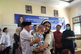 Wamendukbangga  distribusikan paket MBG untuk sasaran 3B