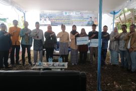 Bupati Bangka Tengah serahkan klaim JKM kepada dua ahli waris nelayan Kurau Barat