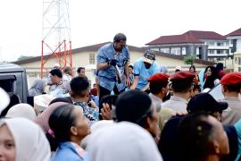 South Kalimantan distributes 1,000 fish packages to welcome National Police Chief