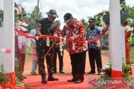 TNI bangun jalan buka akses dua dusun di Belitung Timur