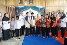 Kanwil Kemenkum dan  DWP Jateng berbagi kasih di panti asuhan