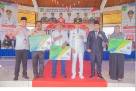 BPJS Ketenagakerjaan Ternate serahkan kartu pada KDMP pada momen HUT ke-80 RI di Halmahera Barat