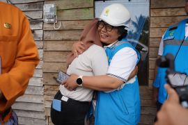 Saat Lampu Menyala, Doa Seorang Ibu di Mempawah Pecah Jadi Air Mata Bahagia