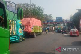 Pelindo urai antrean kendaraan disebabkan laut pasang di Tanjung Perak