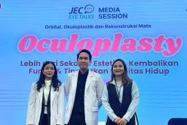 Dokter tegaskan okuloplasti punya fungsi medis penting