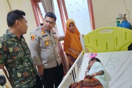 Kapolres SBT beri bantuan pengobatan seorang anak penderita gizi buruk