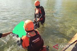 Tim  SAR evakuasi jasad warga Buru tenggelam di Perairan Waeperang
