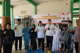 Pemprov Kepri salurkan 285 paket bantuan permakanan bergizi anak