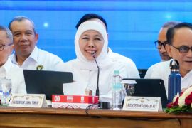 Khofifah instruksikan kepala daerah di Jatim pantau distribusi beras