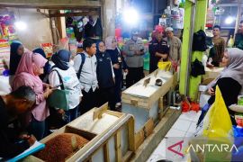 TPID sidak pasar tradisional cek stok dan harga beras di Kendari