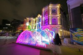 Menikmati pertunjukan cahaya penuh warna di Singapore Night Festival