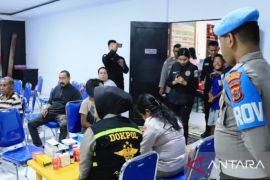 Polisi beri layanan  kesehatan bagi pengungsi korban konflik di Ambon