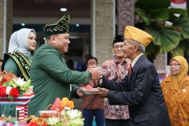 PLN UID Kalselteng santuni veteran dan pahlawan kelistrikan pada HUT RI
