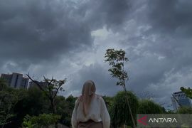 Waspadai angin kencang, hujan petir, serta banjir rob di Bandung dan kota lain pada Jumat