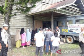 Polres Penajam  jual beras harga terjangkau untuk bantu masyarakat