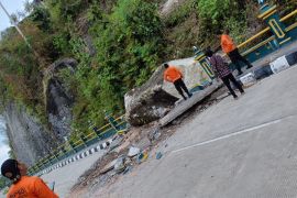 BPBD Bantul melakukan penanganan batu longsor hantam pembatas jalan