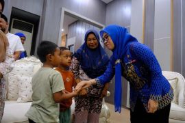 Tiga anak yang viral di Gowa menerima beasiswa dari Menko Pangan