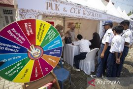 Posyandu remaja dan edukasi kesehatan reproduksi