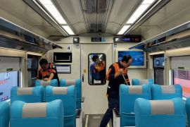 Saat anggota DPR usul gerbong khusus merokok, mereka bersatu menolak