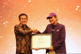 GM PLN UID Banten terima Award Layanan Pelanggan dari Hermawan Kertajaya