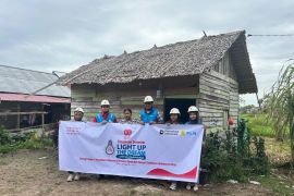 PLN terangi hidup, hadirkan listrik gratis di hari kemerdekaan