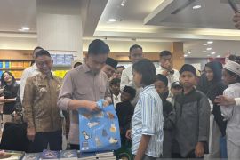 Wapres Gibran ajak puluhan siswa SR-panti asuhan di Pontianak berbelanja buku