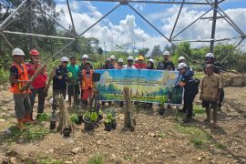 PLN dan warga Kabupaten TTS menanam pohon mitigasi bencana alam