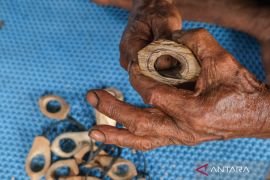 Kaca mata penyelam tradisional khas Bajo Wakatobi Page 2 Small