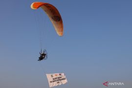 Wawali buka Wali Kota Bekasi Fun Competition Paramotor 2025