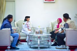 Pemprov Sulsel beri tabungan pendidikan untuk dua anggota paskibraka nasional