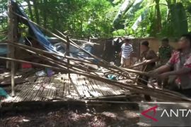 Bupati Purwakarta perbaiki rumah beratap terpal milik pasangan suami isteri