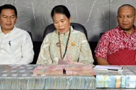 Kejari serahkan uang Rp976,5 juta hasil pemulihan keuangan negara ke Pemkab Purwakarta