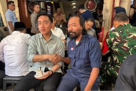Wapres Gibran bertemu "Surya Paloh" di kedai Kopi Asiang