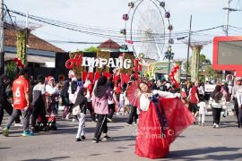 Warga Bangka Selatan unjuk kostum unik di HUT Ke-49 PT Timah
