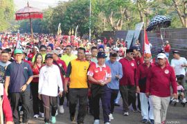 Warga Bekasi ikuti kegiatan jalan sehat lintas agama wujud harmonisasi