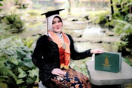 Kamera terakhir mendiang ibunda bawa Safira meraih gelar di UIN Walisongo