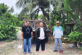 Bang Jeck realisasikan PJU aspirasi masyarakat di Desa Ilung HST