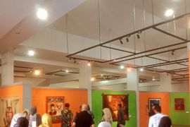 Tiga generasi presentasi karya di ruangan yang sama