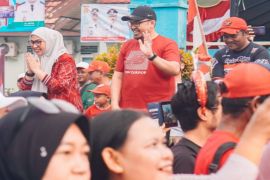 Wali Kota Banjarbaru ajak warga jalan sehat sambil pungut sampah