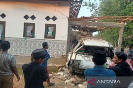 Ledakan di Abunten Madura akibatkan mobil rusak dan satu orang luka-luka