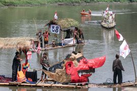Rakit bambu hias hilir mudik di Bengawan Solo ramaikan Festival Gethek Tebar Mina