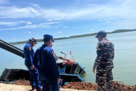 Kapal karam di Batam,  60 ton kelapa tenggelam