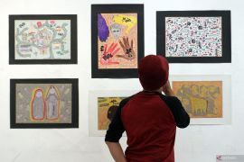Pameran lukisan bertema anak korban perang